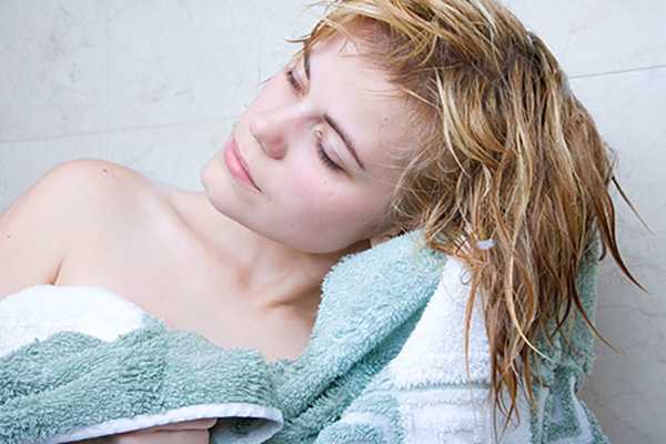 Как предотвратить повреждения и восстановить волосы после утюжка